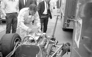 BRUCE McLAREN BRM M4B MECHANICS MONACO GP 1967 X4 STUNNING PERIOD NEGATIVES 35MM - Picture 1 of 5