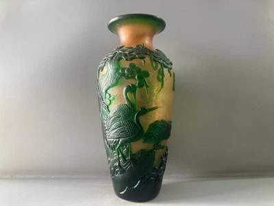 Jarrón exquisito chino con patrón de pino y grúa tallado de vidrio superpuesto de Pekín 2171 Foto 1 de 4