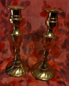 Par de candelabros vintage de latón con diseño torcido - Imagen 1 de 16