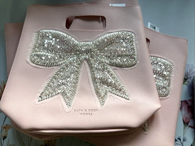 Bath & Body Works Sweetest Song Rosa Arco Brillo Bolso Bordado Lote de 4 Nuevo con Etiquetas Foto 1 de 4