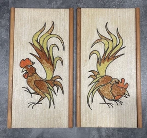 Vintage MCM Kies Kiesel Kunst Wandbehang Huhn Hahn Hahn Kampf 18" x 9,5" - Bild 1 von 10