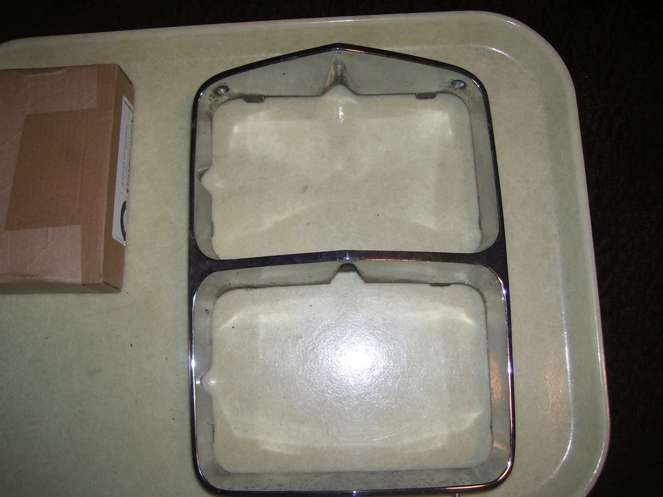 77 78 79 Ford Ranchero & LTD II — Moldura de farol lateral direito original OEM - Imagem 1 de 2