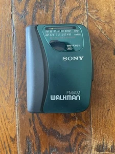 Reproductor de casete estéreo personal Sony Walkman WM-FX151 y radio verde/funcionando - Imagen 1 de 7