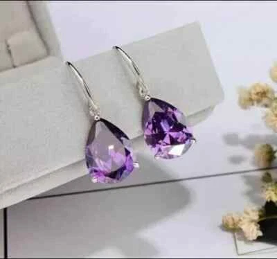 Pendientes colgantes/gotas de amatista creados en laboratorio con corte de pera de 4 quilates enchapados en oro blanco de 14 quilates Foto 1 de 4