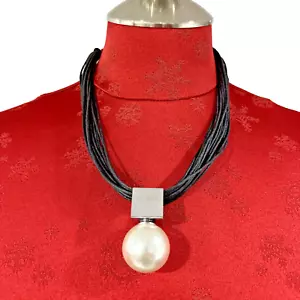 Gargantilla collar tanga de cuero negro de varios hilos con colgante de plata de perlas macizas - Imagen 1 de 7