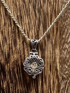 Collar colgante medallón ornamentado grabado flor redonda de plata de ley (se abre) de colección - Imagen 1 de 7