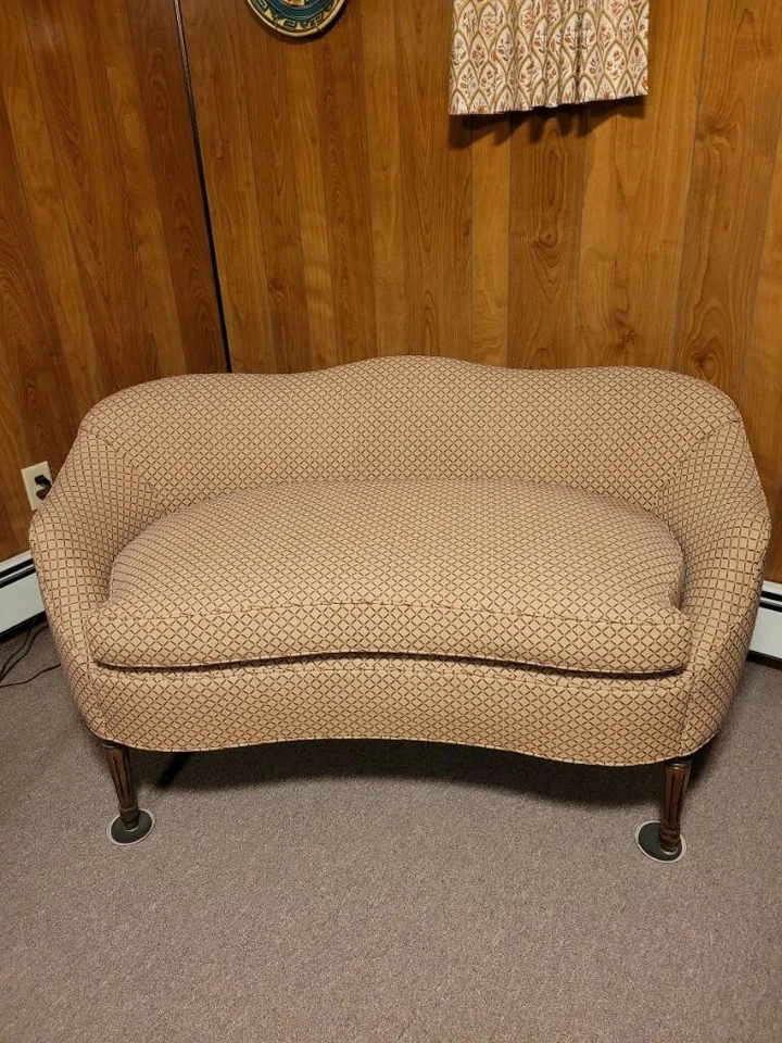 双人沙发 53 英寸定制意大利凹槽腿泡沫和羽绒 PU 全新 Fairfield Ct — 第 1/4 张图片