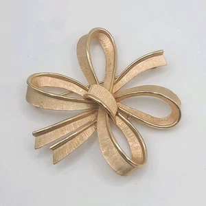 Spilla Trifari vintage fiocco firmato tono oro testurizzato - Foto 1 di 7