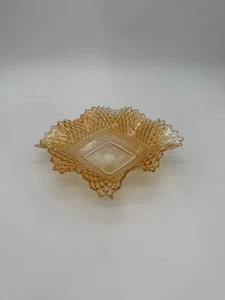 "Hermoso plato cuadrado de vidrio de 7"" Caléndula Diamond Point Indiana plato de nuez de caramelo" - Imagen 1 de 8