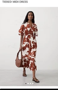 Vestido midi Banana Republic Factory en capas rojo floral XL  - Imagen 1 de 8