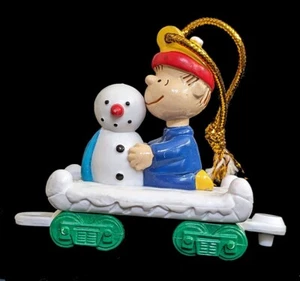 Vintage Peanuts Linus PVC Ornament Eisenbahn Flachwagen mit Schneemann - Bild 1 von 2