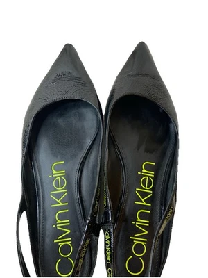 Zapatos planos Maya Calvin Klein para mujer negros con tira trasera charol arrugado 9,5 Bin P Foto 1 de 4