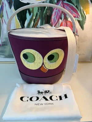 Coach CCE03 Truco o trato Búho Halloween Cubo 2025 Ciruela Bolsa de Polvo Regenerativa Foto 1 de 4