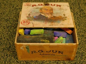 VINTAGE ZIGARRENKISTE MIT FARBIGER KUNSTKREIDE VON "DER KÜNSTLER" KEIN PRINZ. - Bild 1 von 2