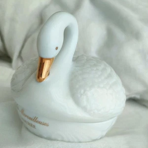 Les Merveilleuses LADURÉE Edición Limitada LADURÉE Blush Swan Cheek Estuche solamente - Imagen 1 de 6
