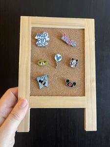 Mickey Mouse Tiny Kingdom 7 Pin Set auf kleiner Pinnwand - klassisches Disneyland Motiv - Bild 1 von 11