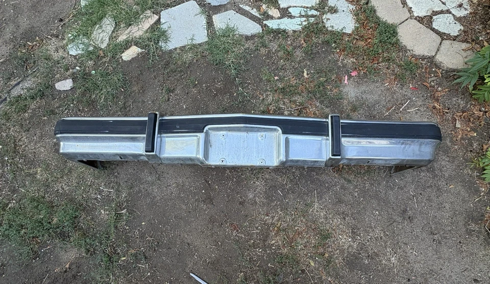 Parachoques delantero cromado de un Buick Lesabre 1978 desgaste normal Foto 1 de 4