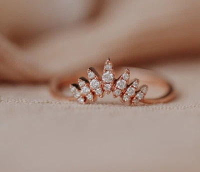 Delicada alianza de compromiso de moissanita de corte redondo de 0,25 quilates de oro rosa macizo de 14 quilates Foto 1 de 4