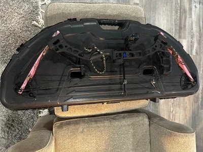Pink camo compound bow right hand used - Image 1 of 2