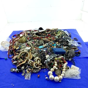 8,5 kg bigiotteria assortita per artigianato/ricambi/riparazioni - Foto 1 di 18