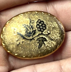 Broche/pin ovalado vintage texturizado tono dorado, grabado negro - Imagen 1 de 5