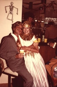 Vintage 1977 Foto Halloween Party Kostüm halber Mann halbe Frau Kleopatra - Bild 1 von 1