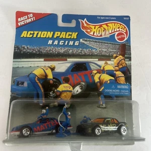 Hot Wheels Racing Set mit Druckguss T-Bird und Buick Stock Cars und Pit Crew - Bild 1 von 3
