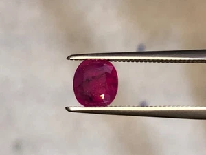 1,70 ct natürlicher rötlicher Rubin aus Afghanistan | feiner Ovalschliff | unbehandelt lose - Bild 1 von 5