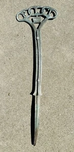 RARE! ANTIQUE ESTATE CAST IRON ORDER OF ODD FELLOW’S GARDEN MARKER OR HOSE GUIDE - Picture 1 of 11