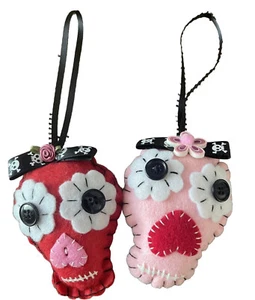 Dia de los Muertos Handmade Felt Ornament Embroidery Set of two Red & Pink - Picture 1 of 17
