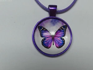 Hübsche lila Schmetterling Halskette aus Glas & Metall - Bild 1 von 2