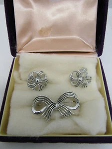 OLD VINTAGE COSTUME JEWELRY USNER BROOCH PIN CLIP EAR RINGS - Picture 1 of 1