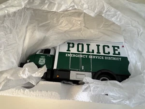 First Gear #19-2190 1952 GMC Rescue Van NYPD Police 1:34 - Picture 1 of 3