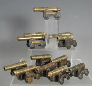 Colección de 16 pisapapeles forma de Canon con placas de famosos fuertes aprox. 20th - Imagen 1 de 12