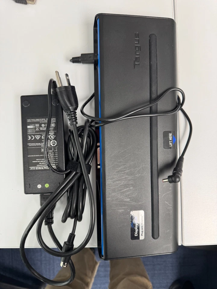 Estación de Acoplamiento Universal Targus con EDAC POWER y todos los adaptadores Foto 1 de 1