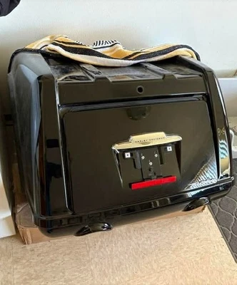 Compartimento e porta-malas Harley-Davidson Tri Glide Ultra (FLHTCUTG) FABRICANTE DE EQUIPAMENTO ORIGINAL – 830000 - Imagem 1 de 4