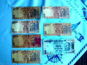 6 X 10 INDISCHE RUPEES UND 1 X 100 RUPEES BANKNOTE GELDSCHEINE  GEBRAUCHT - Bild 1 von 9