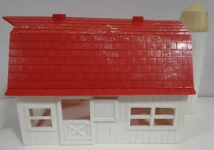 BACHMANN PLASTICVILLE O SCALE WHITE BARN WITH RED ROOF - Picture 1 of 5