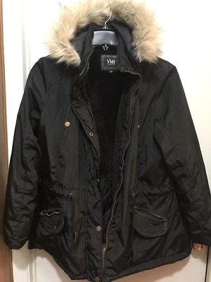 Abrigo Negro Con Capucha Desmontable Forrado Con Piel 100% Poliéster Colección YMI Foto 1 de 4