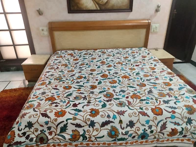 Colcha de Cachemira Artesanal Tamaño King Bordada Colorido Motivo Floral Ropa de Cama Foto 1 de 4