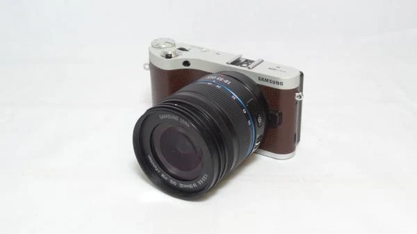 Cámara digital Samsung NX300 20,3 mega píxeles Wi-Fi sin espejo con lente de 18-55 mm - marrón Foto 1 de 1