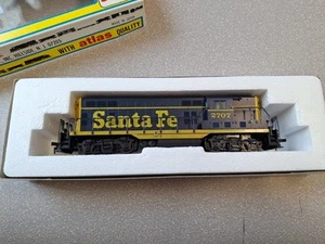 Atlas HO 8244 GP-7 Diesel Santa Fe #2707 Blue/Yellow Scheme Non Dynamic Brakes - Picture 1 of 4
