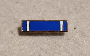 Spilla da bavero/cappello con nastro di servizio NATO - Foto 1 di 3