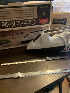 VINTAGE REGAL MODEL #V382 ELECTRIC KNIFE COMPLETE With Original PAPERWORK
