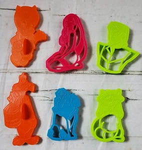 Lot of 6 Walt Disney Looney Tunes Plastic Cookie Cutters Porky Pig Sylvester - Picture 1 of 1