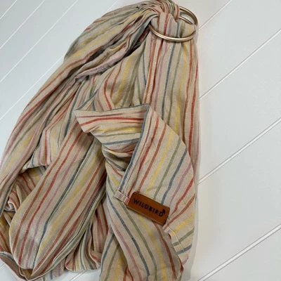 Estilingue Wildbird 100% linho respirável leve listrado para porta-bebês  - Imagem 1 de 4