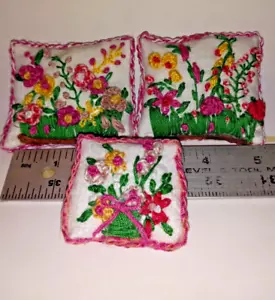 3 cuscini/cuscini ricamati a mano scala 1:12 -1:6 per casa delle bambole - OOK - Foto 1 di 4