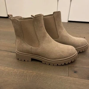 Chelsea Boots Womens Size 8 Tan Vegan Suede Comfort Round Toe Slip On worn once - Picture 1 of 4