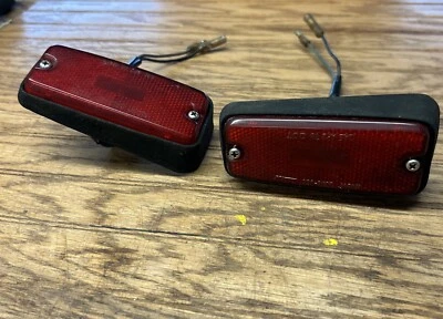 Par de luces marcadoras traseras Isuzu Impulse 83-87 tracción trasera usadas color rojo Foto 1 de 4