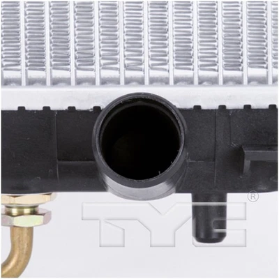 Conjunto de radiador TYC 2468 para 01-02 Mitsubishi Montero Foto 1 de 4